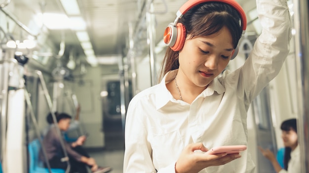 Telefono cellulare della giovane donna sul treno pubblico