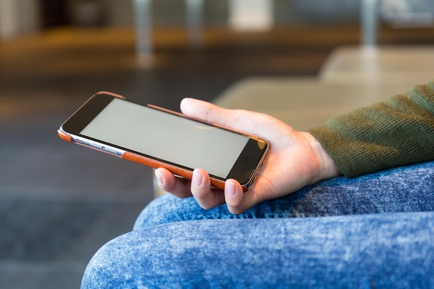 Telefono cellulare di detenzione donna