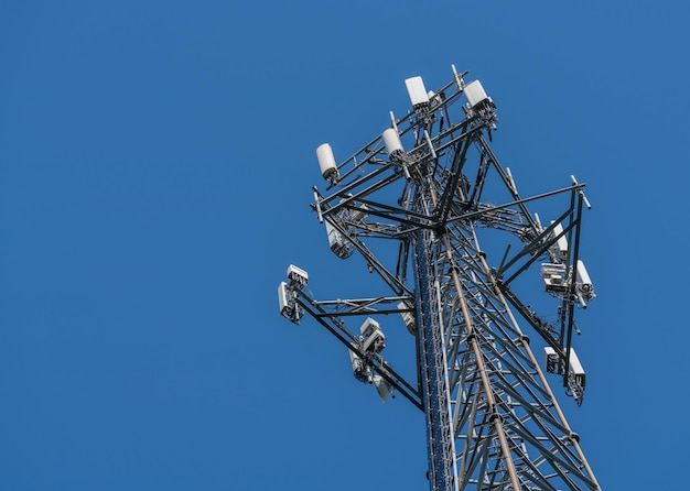 Telefono cellulare o torre di servizio mobile che fornisce un servizio Internet a banda larga contro il cielo blu