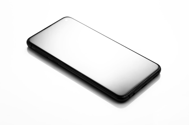 Telefono cellulare su tavolo acrilico bianco per la fotografia del prodotto