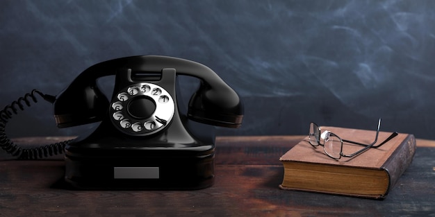 Telefono colore nero vecchi libri e occhiali da lettura su un tavolo di legno sfondo scheda nera illustrazione 3D
