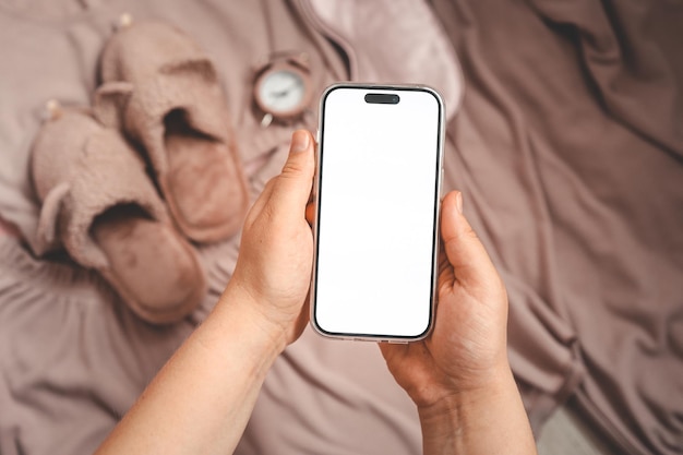 Telefono con uno schermo isolato sullo sfondo della casa vestiti un posto per il tuo testo