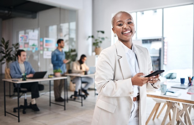 Telefono contabile e ritratto di donna nera felice e sorridente nel lavoro aziendale dell'azienda o nel coworking Smartphone volto di revisore e entusiasta imprenditore o dipendente professionale africano