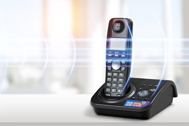 Telefono cordless moderno e stazione base isolata su bianco