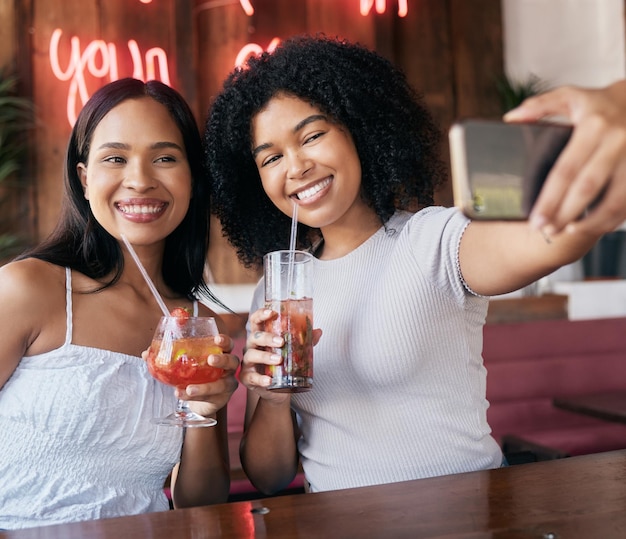 Telefono da cocktail o amici che scattano un selfie per la creazione di contenuti sui social media durante una vacanza in un ristorante Ragazze sorridenti o donne felici che scattano foto con bevande come influencer cool o divertenti