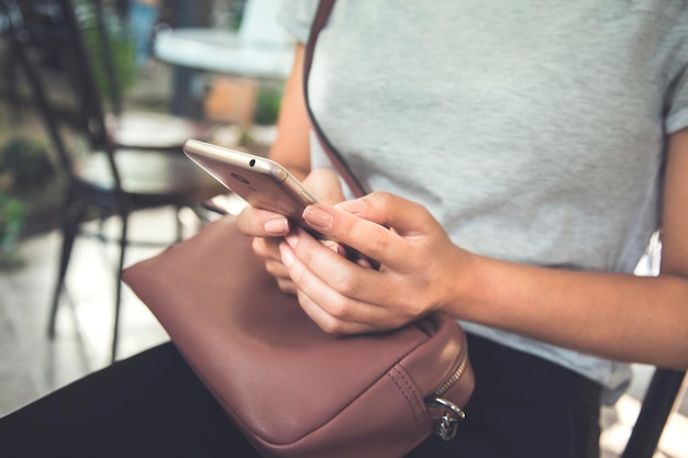 Telefono da donna con borsa