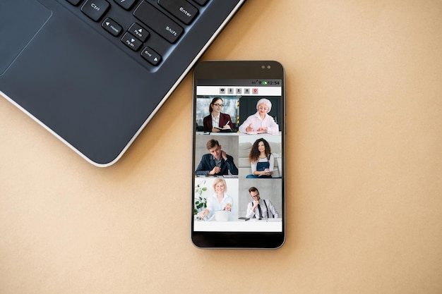 Telefono del team aziendale per videoconferenze dell'ufficio digitale