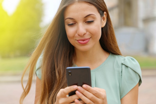 Telefono della holding della giovane donna bionda