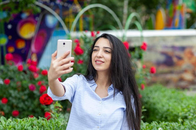 Telefono della mano della donna di affari in selfie