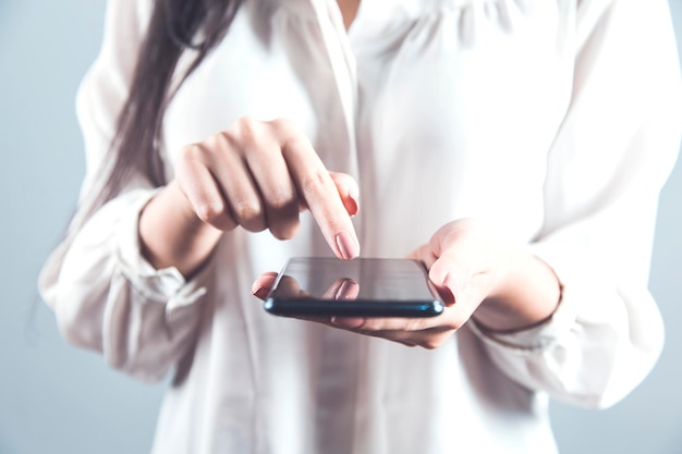 Telefono della mano della donna