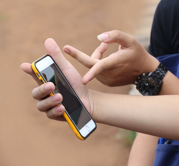 Telefono della stretta della mano del giovane