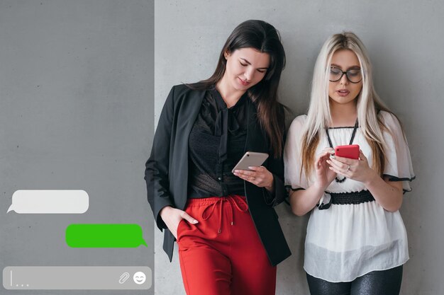 Telefono delle amiche di chat mobile dell'app di comunicazione