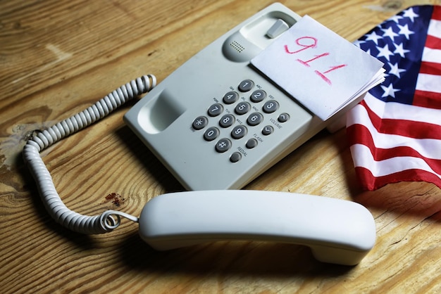 Telefono domestico su fondo in legno concetto di emergenza 911