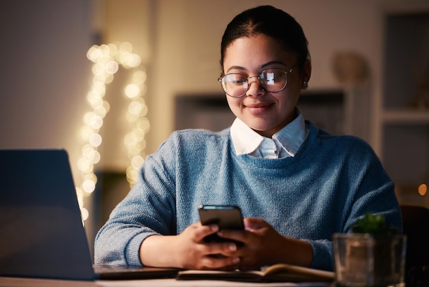 Telefono donna d'affari e digitazione in ufficio a casa per la navigazione web, SMS o social media Cellulare bokeh notturno e felice libera professionista o lavoratrice remota con smartphone mobile per la ricerca