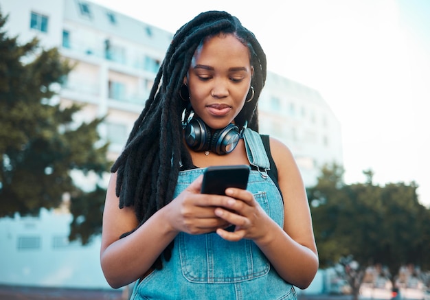 Telefono donna nera e app di rete città su tecnologia di comunicazione 5g su strada o strada nigeriana Turista o studente di moda su Internet ricerca con cellulare nella posizione della mappa gps per viaggi pendolari