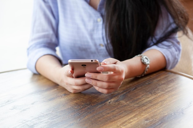 Telefono e caffè della mano della donna