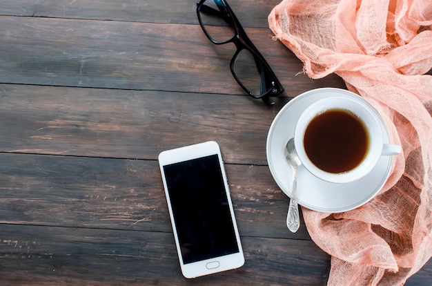 Telefono e una tazza di caffè