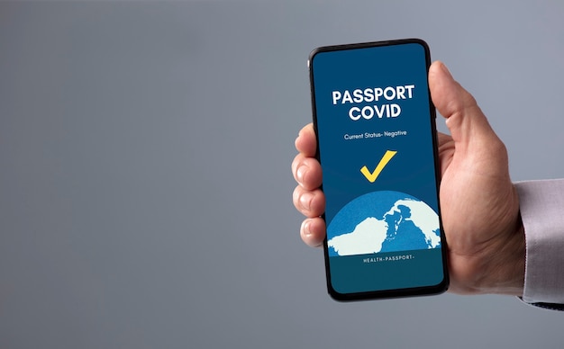 Telefono in mano con passaporto covid sullo schermo