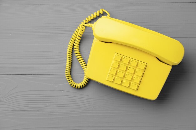 Telefono .landline giallo su grigio