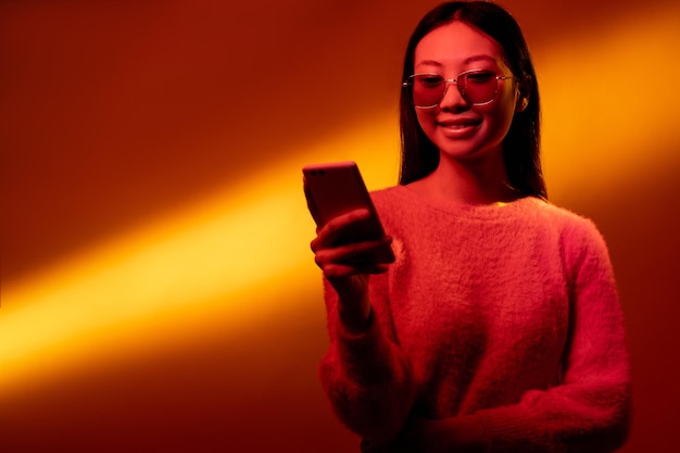 Telefono per ragazza al neon con tecnologia mobile per persone digitali