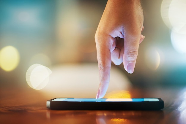 Telefono portatile e dati biometrici con una donna che utilizza la tecnologia touchscreen per accedere a Internet Dito di sicurezza e impronta digitale con una persona che tocca un cellulare per la comunicazione in rete o contatto