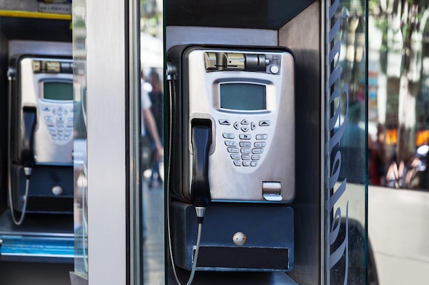 Telefono pubblico moderno