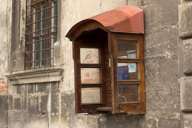 Telefono pubblico sul muro