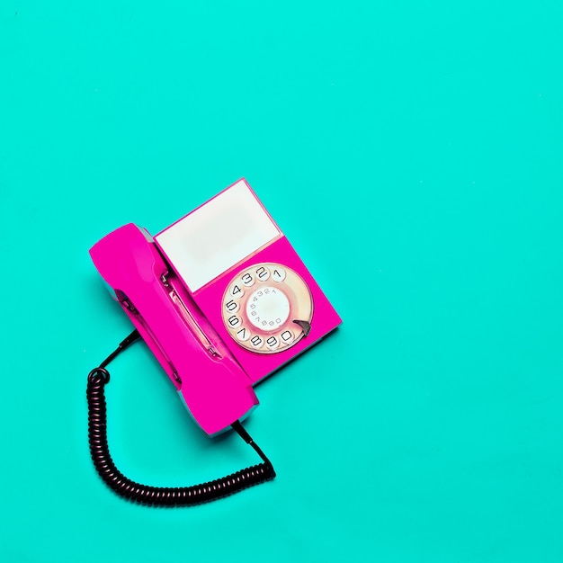 Telefono rosa vintage. Design minimale