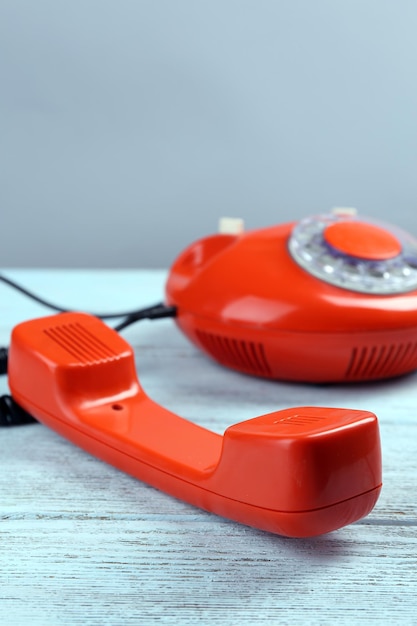 Telefono rosso retrò sullo sfondo a colori in primo piano