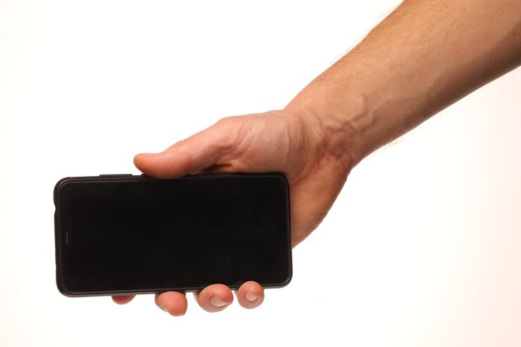 Foto telefono smartphone in mano su uno sfondo bianco