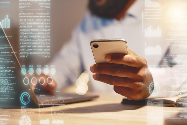 Telefono uomo d'affari e mani sul laptop in analisi di notte per statistiche sui dati aziendali o dashboard in ufficio Mano dell'uomo di colore che lavora su smartphone e computer nell'analisi aziendale su sovrapposizione