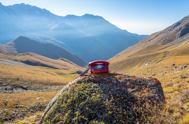 telefono vintage in cima alla montagna