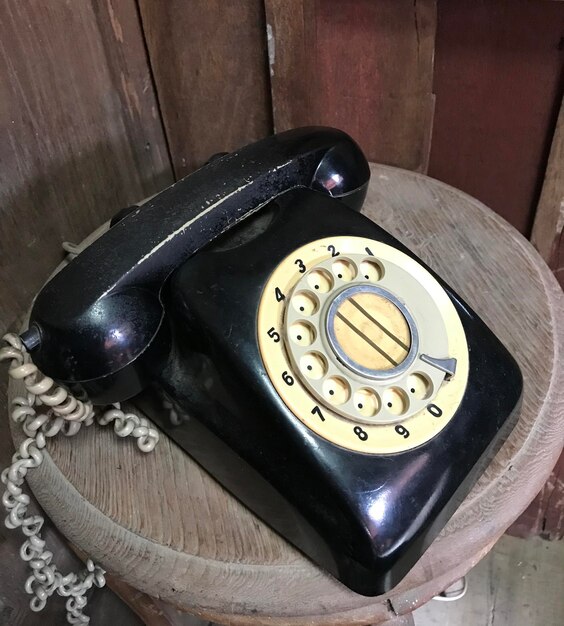 telefono vintage nero su legno