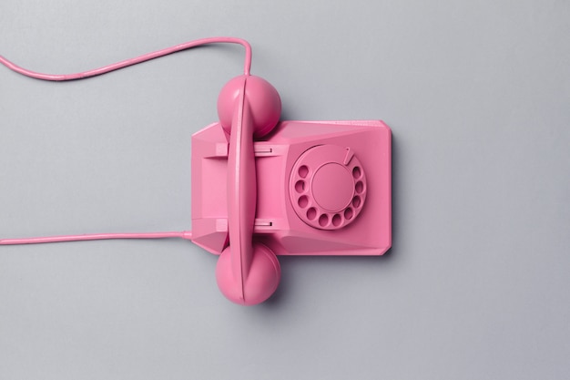 Telefono vintage su sfondo colorato