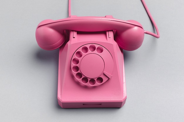 Telefono vintage su sfondo di colore