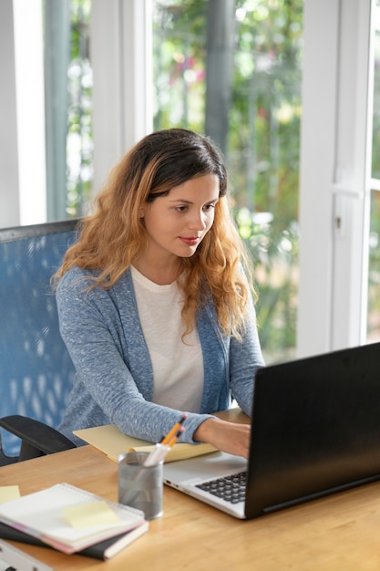 Telelavoro donna di tiro medio