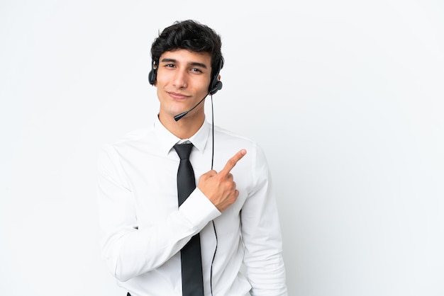 Telemarketer che lavora con un auricolare isolato su sfondo bianco rivolto verso il lato per presentare un prodotto