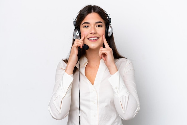 Telemarketer donna caucasica che lavora con un auricolare isolato su sfondo bianco sorridente con un'espressione felice e piacevole