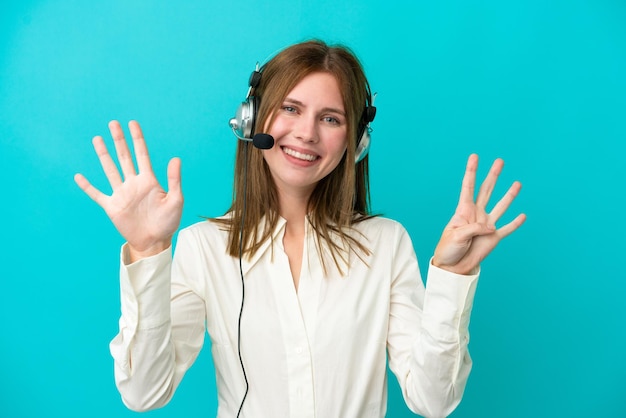 Telemarketer Donna inglese che lavora con un auricolare isolato su sfondo blu contando nove con le dita