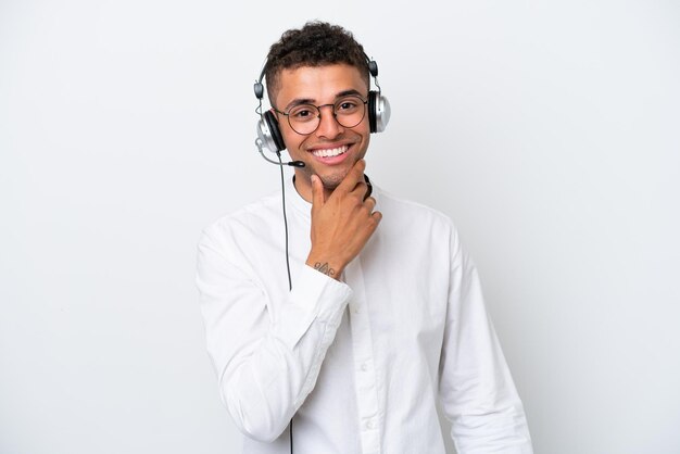 Telemarketer Uomo brasiliano che lavora con un auricolare isolato su sfondo bianco con occhiali e sorridente