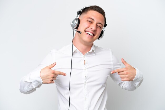 Telemarketer Uomo brasiliano che lavora con un auricolare isolato su sfondo bianco orgoglioso e soddisfatto di sé