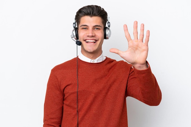 Telemarketer uomo caucasico che lavora con un auricolare isolato su sfondo bianco contando cinque con le dita