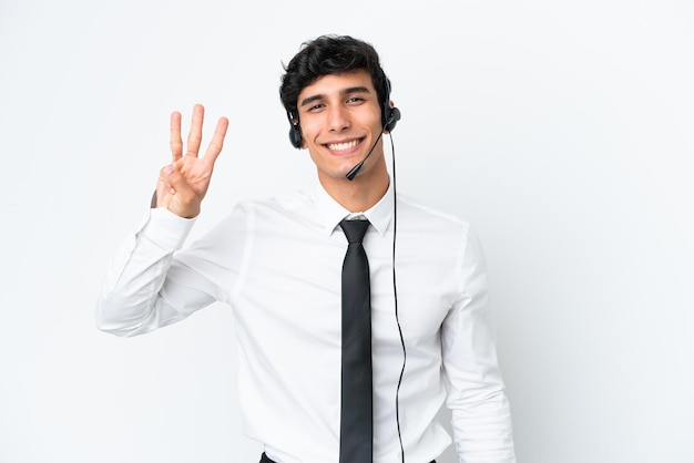 Telemarketer uomo che lavora con un auricolare isolato su sfondo bianco felice e contando tre con le dita