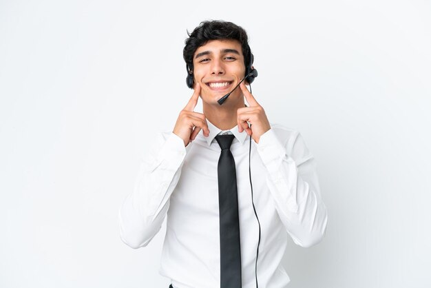 Telemarketer uomo che lavora con un auricolare isolato su sfondo bianco sorridente con un'espressione felice e piacevole