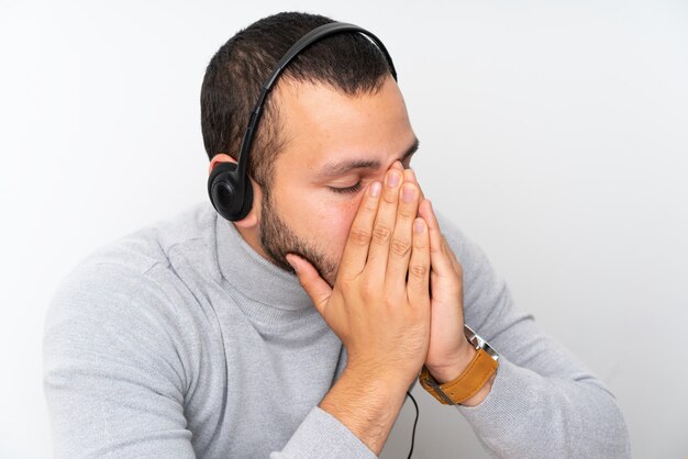 Telemarketer Uomo colombiano che lavora in un ufficio