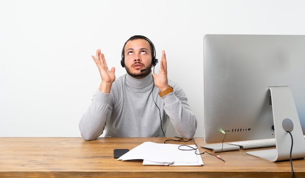 Telemarketer uomo colombiano frustrato da una brutta situazione