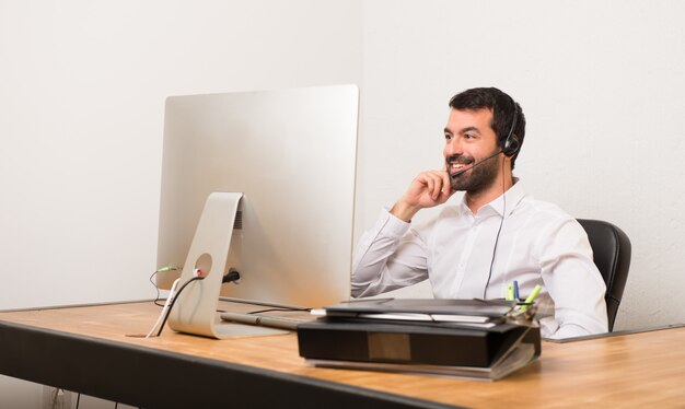 Telemarketer uomo in un ufficio