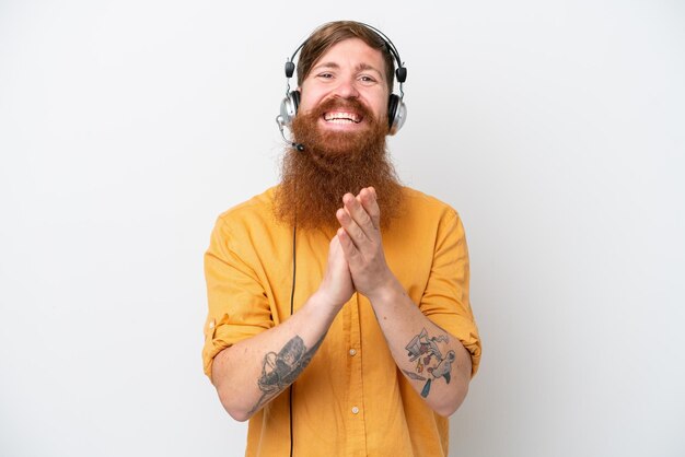 Telemarketer uomo isolato su sfondo bianco che applaude dopo la presentazione in una conferenza