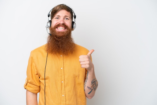 Telemarketer uomo isolato su sfondo bianco che indica il lato per presentare un prodotto