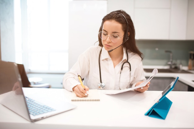 Telemedicina. Una dottoressa lavora da casa